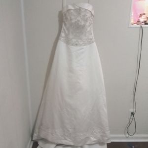 Women's wedding dress